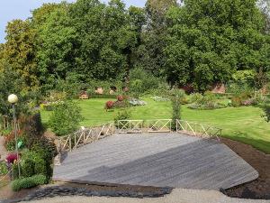 Visite guid�e dans le jardin des roses du Roeulx
