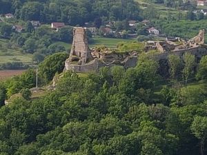 Des ruines du chteau au belvdre de Montfaucon 