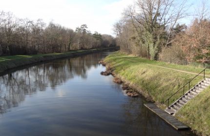 Le Canal d'Orlans au dpart de Fay-aux-Loges