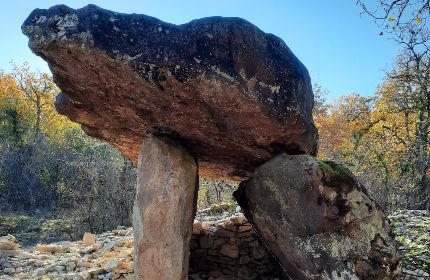 Menhir , dolmens , gariottes depuis Castelfranc 
