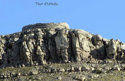 La tour d'Urkulu depuis le Col D'Orgambid