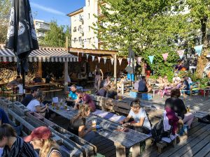 Boire un verre au Woodstock Annecy