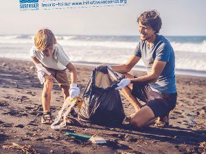 Collecte des dchets sur la plage de Hourtin