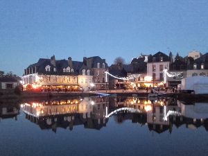 Auray by night