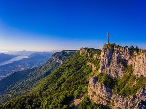 La croix du Nivolet depuis le Sire