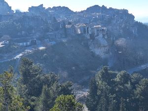 From the foot to the summit of the Alpilles on bot