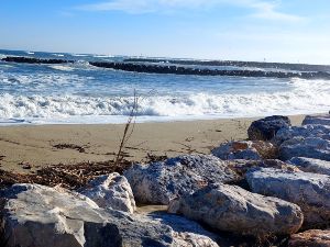 Marche le long du baladoir le long de la plage