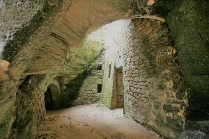 Troglodytes et sarcophages_Dou-la-Fontaine