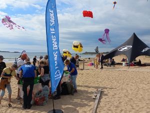 Les Mains Dans Le Sable 