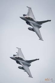 La Patrouille Requin Mike de l'Armée de l'Air et de l'Espace composée des  Rafale des Escadron de Chasse 2/4 